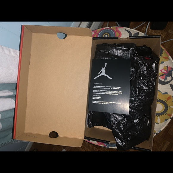 Air Jordan bred 11s - Picture 2 of 8